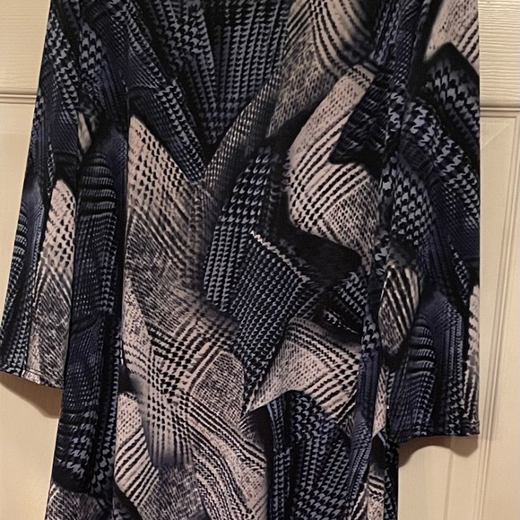 Sweet Clarity shark tail corners top Pit to pit 21” shades of navy, white, gray - Picture 3 of 4